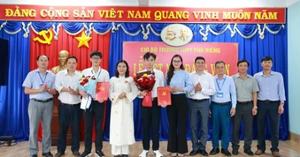 Tuổi 18 tự hào đứng vào hàng ngũ của Đảng