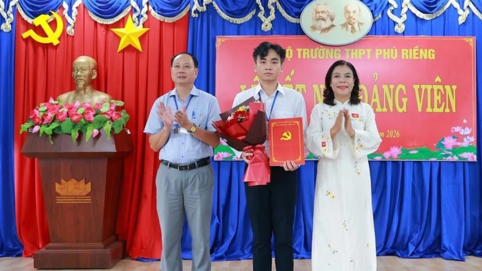 Tuổi 18 tự hào đứng vào hàng ngũ của Đảng Tuổi 18 tự hào đứng vào hàng ngũ của Đảng