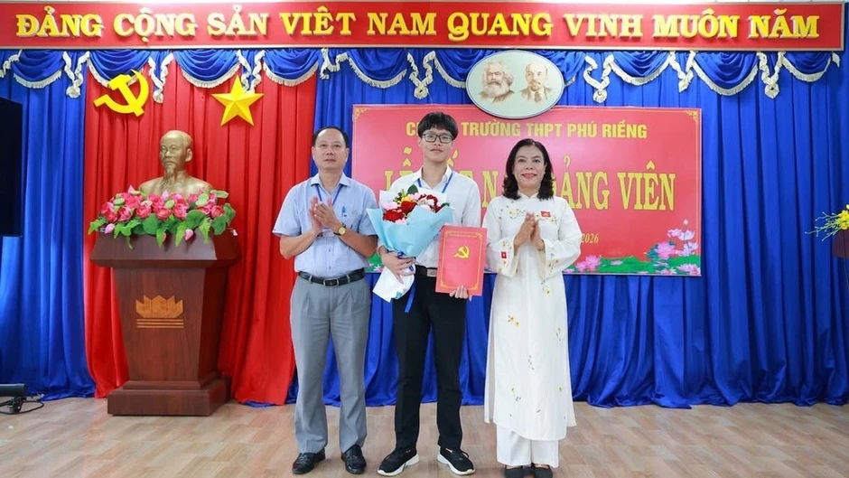 Tuổi 18 tự hào đứng vào hàng ngũ của Đảng Tuổi 18 tự hào đứng vào hàng ngũ của Đảng
