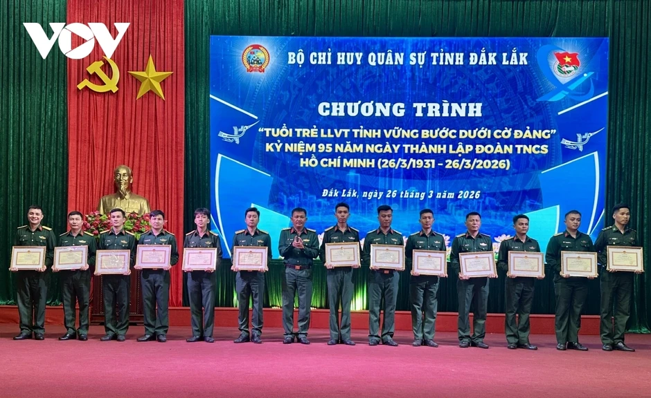 Tuổi trẻ lực lượng vũ trang vững bước dưới cờ Đảng Tuổi trẻ lực lượng vũ trang vững bước dưới cờ Đảng