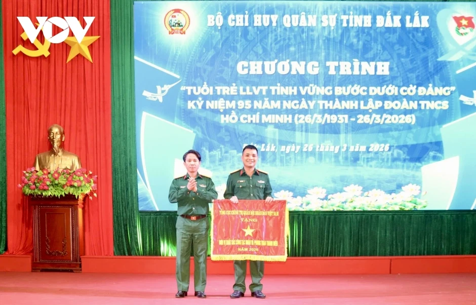 Tuổi trẻ lực lượng vũ trang vững bước dưới cờ Đảng Tuổi trẻ lực lượng vũ trang vững bước dưới cờ Đảng