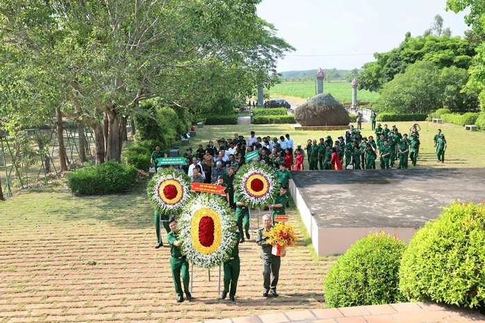 Tưởng nhớ 99 liệt sĩ Thanh niên xung phong hy sinh trên chiến trường biên giới Tây Nam Tưởng nhớ 99 liệt sĩ Thanh niên xung phong hy sinh trên chiến trường biên giới Tây Nam