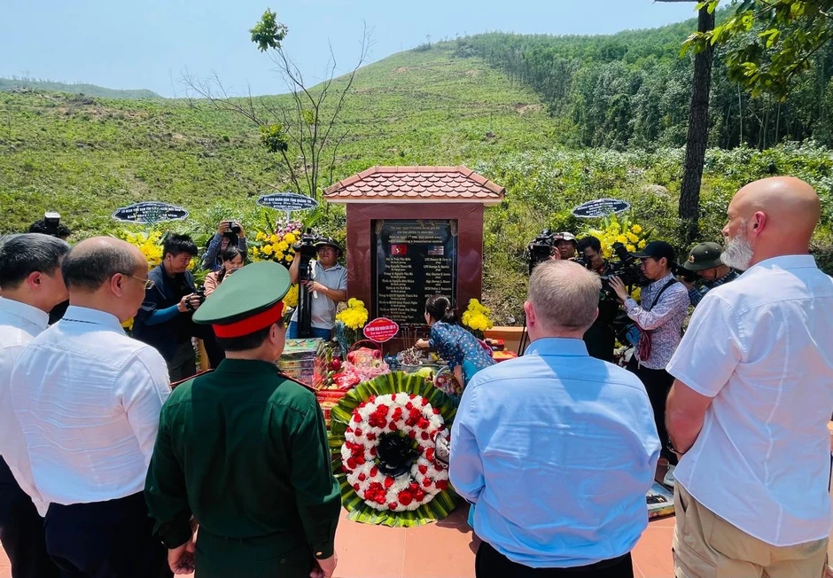 Tưởng niệm 25 năm tai nạn trực thăng làm 16 người tử nạn khi tìm kiếm người Mỹ mất tích Tưởng niệm 25 năm tai nạn trực thăng làm 16 người tử nạn khi tìm kiếm người Mỹ mất tích