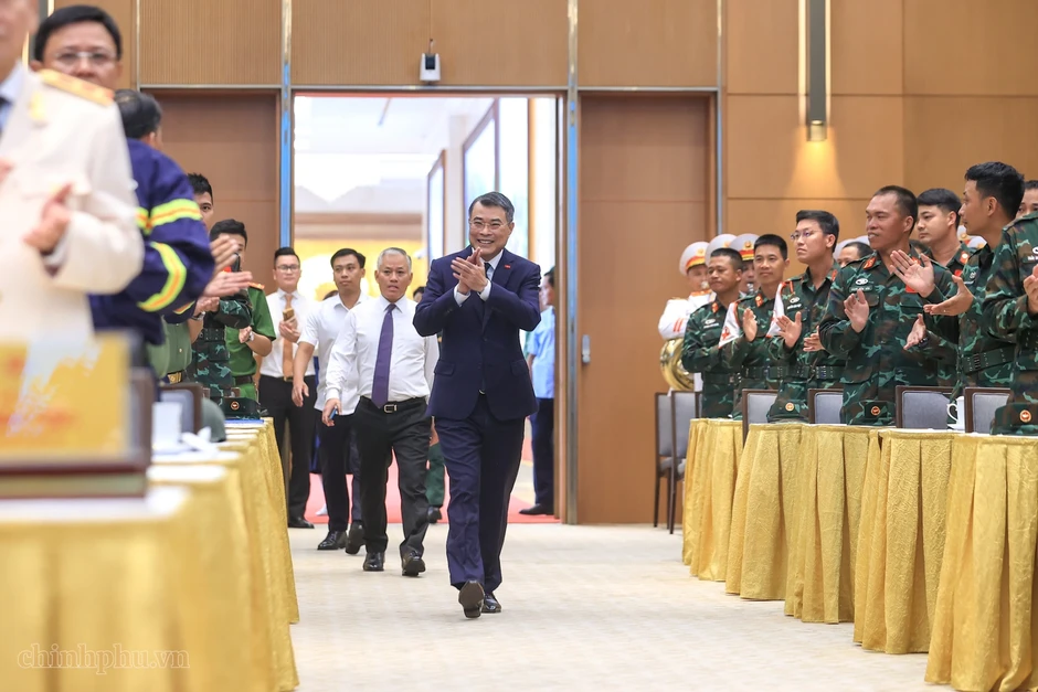 Tướng Quân đội kể chuyện thức trắng đêm cứu nạn nhân động đất ở Venezuela Tướng Quân đội kể chuyện thức trắng đêm cứu nạn nhân động đất ở Venezuela