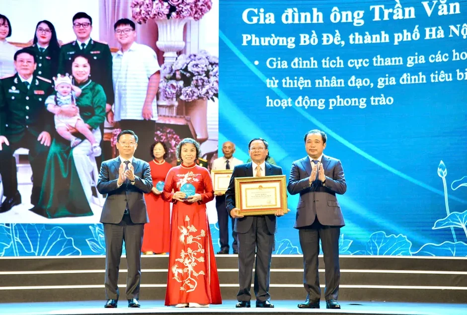 Tuyên dương 126 gia đình văn hóa tiêu biểu Thủ đô năm 2026 Tuyên dương 126 gia đình văn hóa tiêu biểu Thủ đô năm 2026