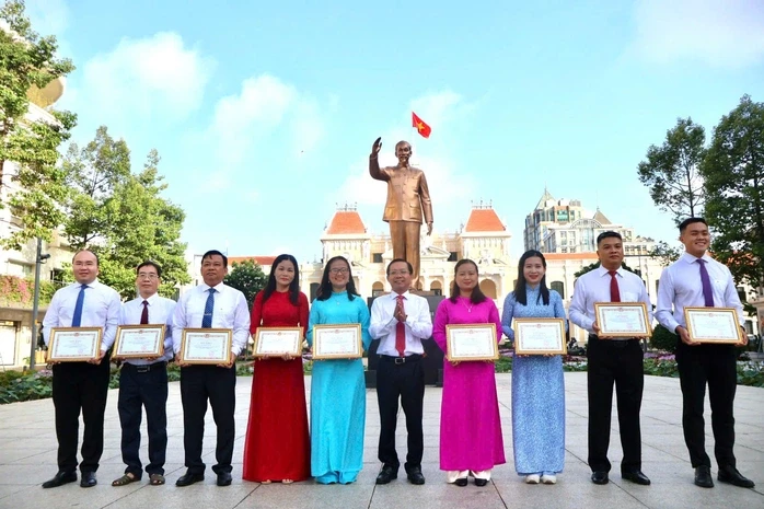 Tuyên dương các tập thể, cá nhân tiêu biểu trong học tập và làm theo lời Bác