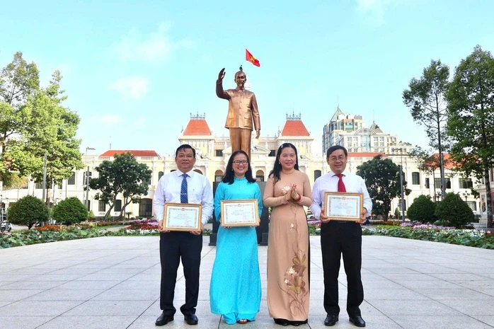 Tuyên dương các tập thể, cá nhân tiêu biểu trong học tập và làm theo lời Bác