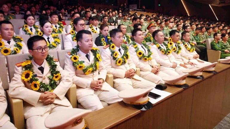 Tuyên dương, trao Giải thưởng “Gương mặt trẻ Công an tiêu biểu” năm 2025 Tuyên dương, trao Giải thưởng “Gương mặt trẻ Công an tiêu biểu” năm 2025