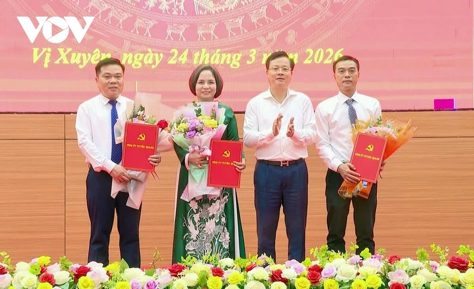 Tuyên Quang công bố các quyết định về công tác cán bộ Tuyên Quang công bố các quyết định về công tác cán bộ