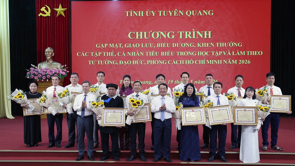 Tuyên Quang tôn vinh các tập thể và cá nhân tiêu biểu học tập, làm theo gương Bác Tuyên Quang tôn vinh các tập thể và cá nhân tiêu biểu học tập, làm theo gương Bác