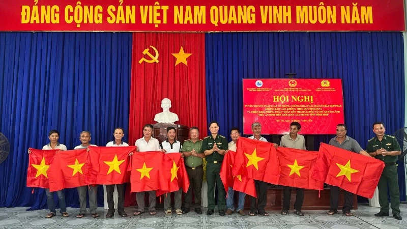 Tuyên truyền pháp luật về chống khai thác IUU và triển khai phong trào toàn dân tham gia bảo vệ chủ quyền lãnh thổ Tuyên truyền pháp luật về chống khai thác IUU và triển khai phong trào toàn dân tham gia bảo vệ chủ quyền lãnh thổ