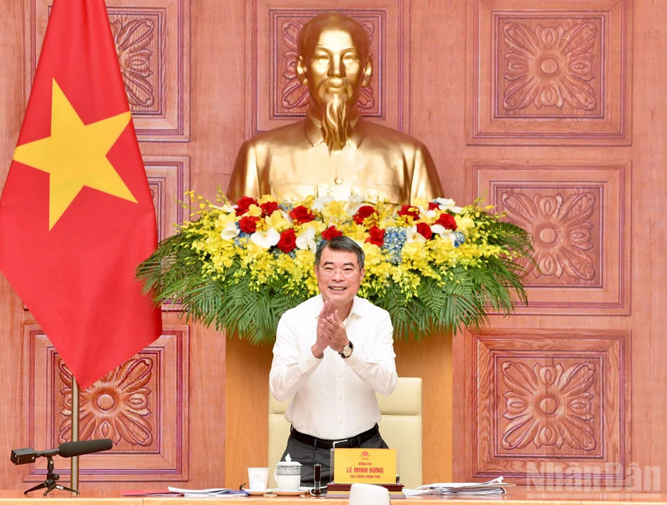 Ưu tiên nguồn lực xây dựng, hoàn thiện thể chế, chính sách, triển khai tốt các nhiệm vụ trọng tâm Ưu tiên nguồn lực xây dựng, hoàn thiện thể chế, chính sách, triển khai tốt các nhiệm vụ trọng tâm