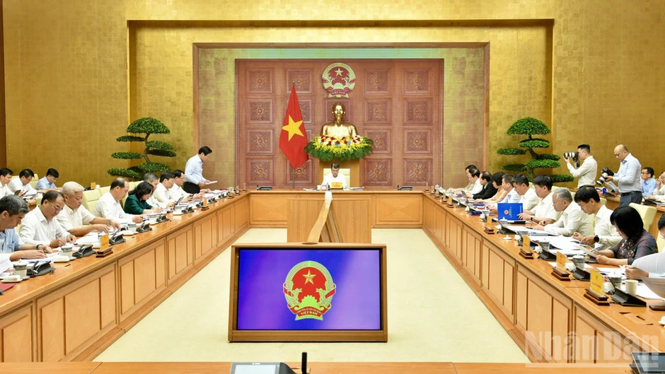 Ưu tiên nguồn lực xây dựng, hoàn thiện thể chế, chính sách, triển khai tốt các nhiệm vụ trọng tâm Ưu tiên nguồn lực xây dựng, hoàn thiện thể chế, chính sách, triển khai tốt các nhiệm vụ trọng tâm