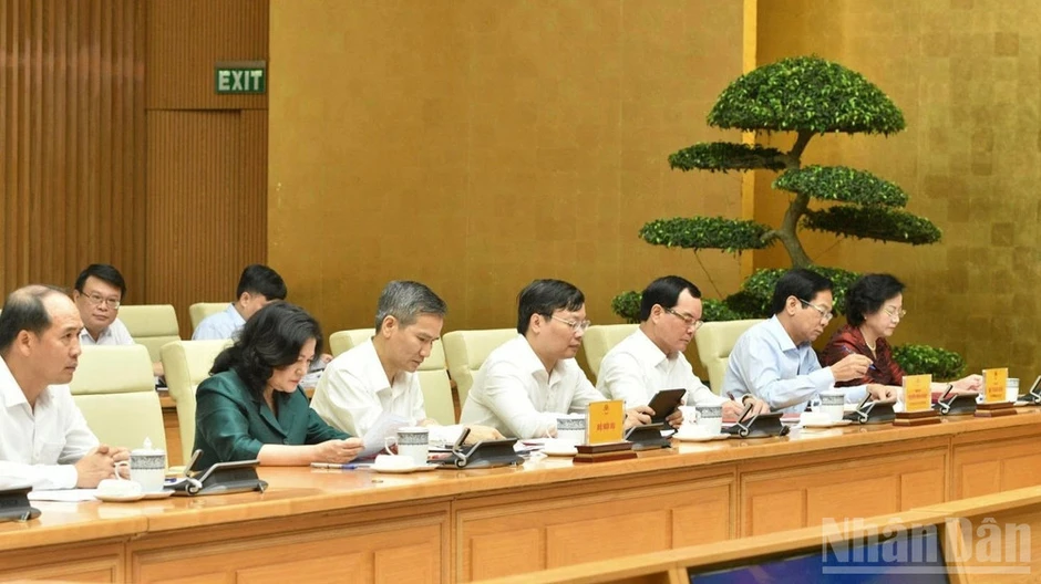 Ưu tiên nguồn lực xây dựng, hoàn thiện thể chế, chính sách, triển khai tốt các nhiệm vụ trọng tâm Ưu tiên nguồn lực xây dựng, hoàn thiện thể chế, chính sách, triển khai tốt các nhiệm vụ trọng tâm