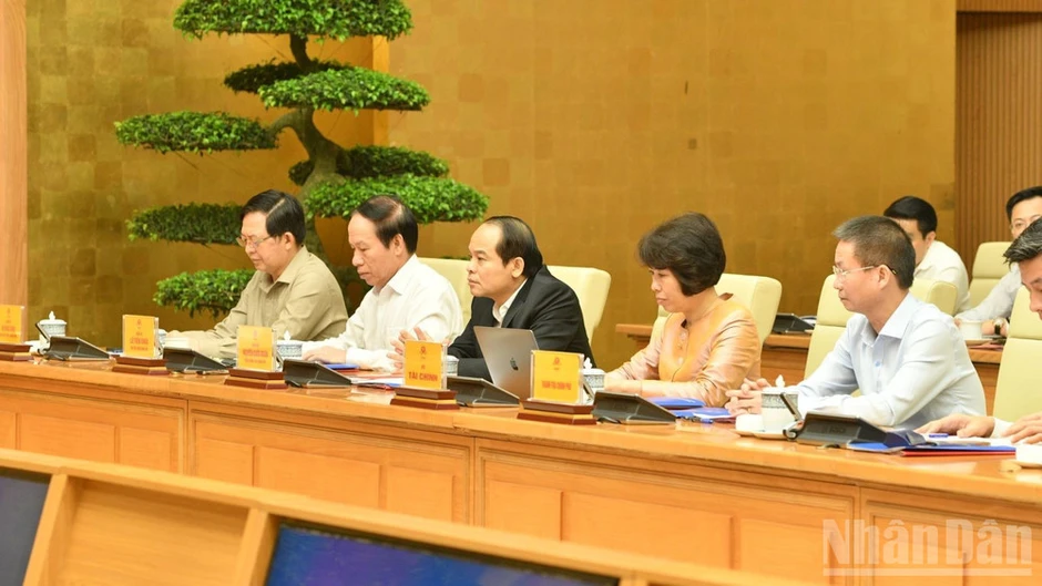 Ưu tiên nguồn lực xây dựng, hoàn thiện thể chế, chính sách, triển khai tốt các nhiệm vụ trọng tâm Ưu tiên nguồn lực xây dựng, hoàn thiện thể chế, chính sách, triển khai tốt các nhiệm vụ trọng tâm