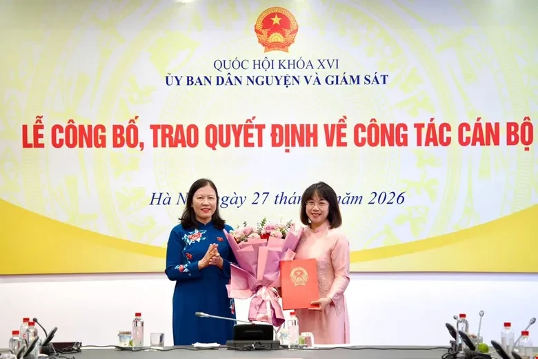 Ủy ban Dân nguyện và Giám sát trao quyết định về công tác cán bộ Ủy ban Dân nguyện và Giám sát trao quyết định về công tác cán bộ