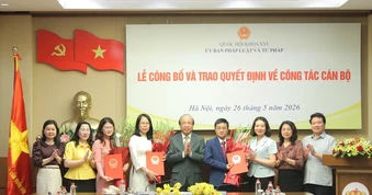 Ủy ban Pháp luật và Tư pháp công bố, trao quyết định về công tác cán bộ