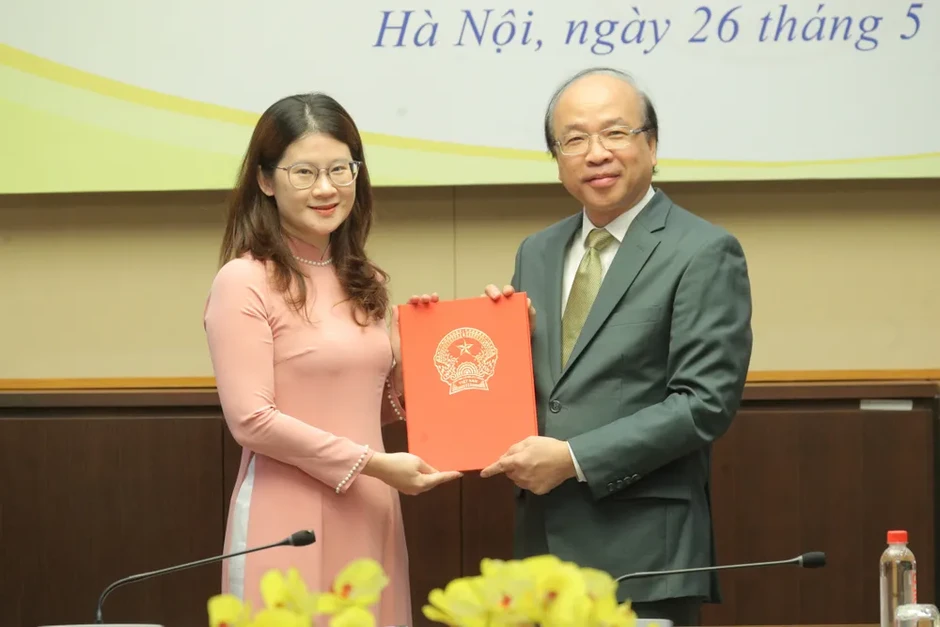 Ủy ban Pháp luật và Tư pháp công bố, trao quyết định về công tác cán bộ Ủy ban Pháp luật và Tư pháp công bố, trao quyết định về công tác cán bộ