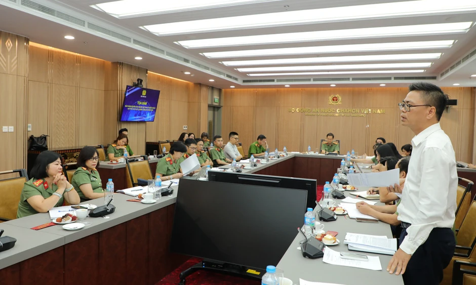 Vai trò của lực lượng Công an nhân dân trong việc bảo đảm quyền của người Việt Nam ở nước ngoài Vai trò của lực lượng Công an nhân dân trong việc bảo đảm quyền của người Việt Nam ở nước ngoài