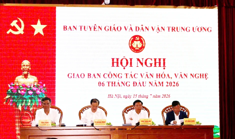Văn học, nghệ thuật không thể đứng ngoài câu chuyện lớn của đất nước Văn học, nghệ thuật không thể đứng ngoài câu chuyện lớn của đất nước