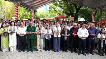 Văn nghệ sĩ Thành phố Hồ Chí Minh tưởng niệm Anh hùng liệt sĩ tại Công viên Lê Thị Riêng