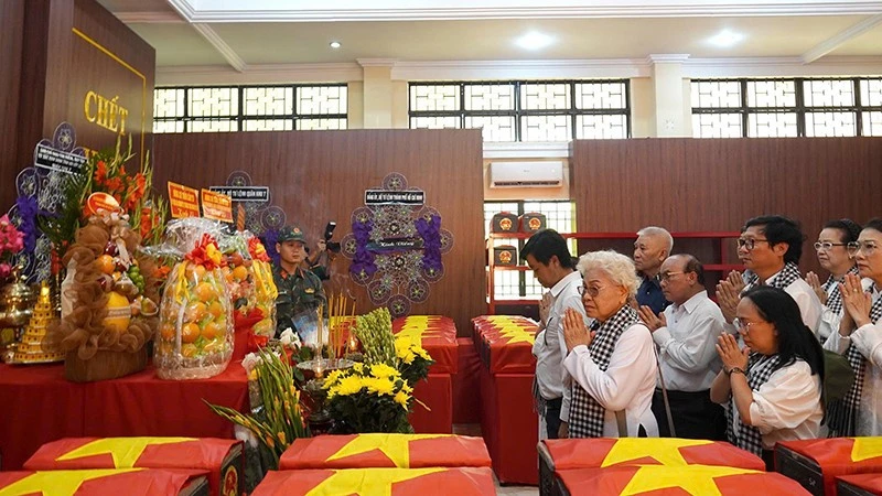 Văn nghệ sĩ Thành phố Hồ Chí Minh tưởng niệm Anh hùng liệt sĩ tại Công viên Lê Thị Riêng Văn nghệ sĩ Thành phố Hồ Chí Minh tưởng niệm Anh hùng liệt sĩ tại Công viên Lê Thị Riêng