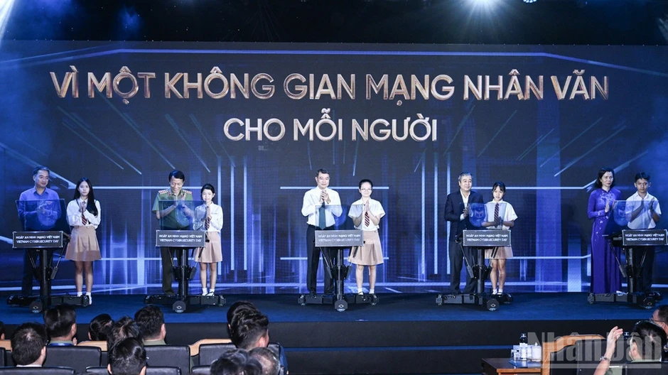 Vì một không gian mạng nhân văn cho mỗi người Vì một không gian mạng nhân văn cho mỗi người