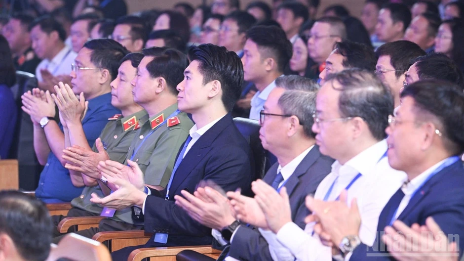 Vì một không gian mạng nhân văn cho mỗi người Vì một không gian mạng nhân văn cho mỗi người
