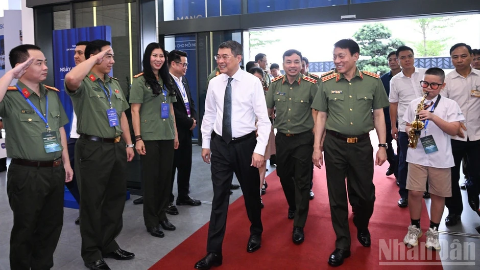 Vì một không gian mạng nhân văn cho mỗi người Vì một không gian mạng nhân văn cho mỗi người