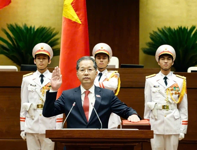 VIDEO: Chánh án Tòa án nhân dân tối cao Nguyễn Văn Quảng tuyên thệ nhậm chức VIDEO: Chánh án Tòa án nhân dân tối cao Nguyễn Văn Quảng tuyên thệ nhậm chức