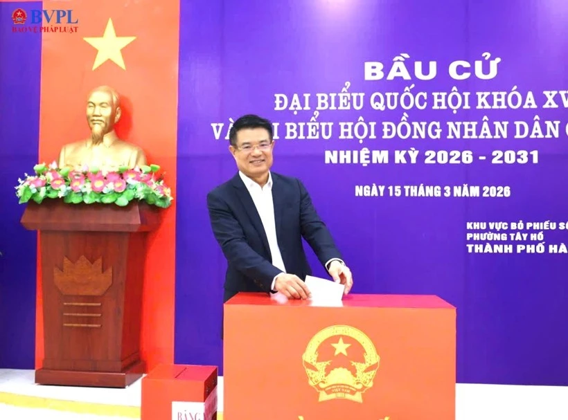 Viện trưởng Viện KSND tối cao Nguyễn Huy Tiến bỏ phiếu bầu cử tại Hà Nội Viện trưởng Viện KSND tối cao Nguyễn Huy Tiến bỏ phiếu bầu cử tại Hà Nội