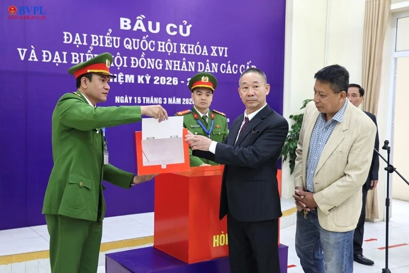 Viện trưởng Viện KSND tối cao Nguyễn Huy Tiến bỏ phiếu bầu cử tại Hà Nội Viện trưởng Viện KSND tối cao Nguyễn Huy Tiến bỏ phiếu bầu cử tại Hà Nội