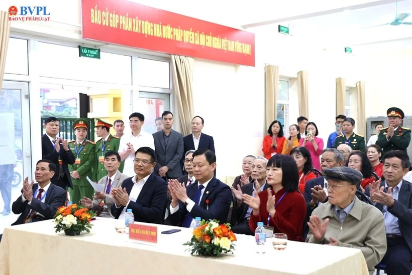 Viện trưởng Viện KSND tối cao Nguyễn Huy Tiến bỏ phiếu bầu cử tại Hà Nội Viện trưởng Viện KSND tối cao Nguyễn Huy Tiến bỏ phiếu bầu cử tại Hà Nội