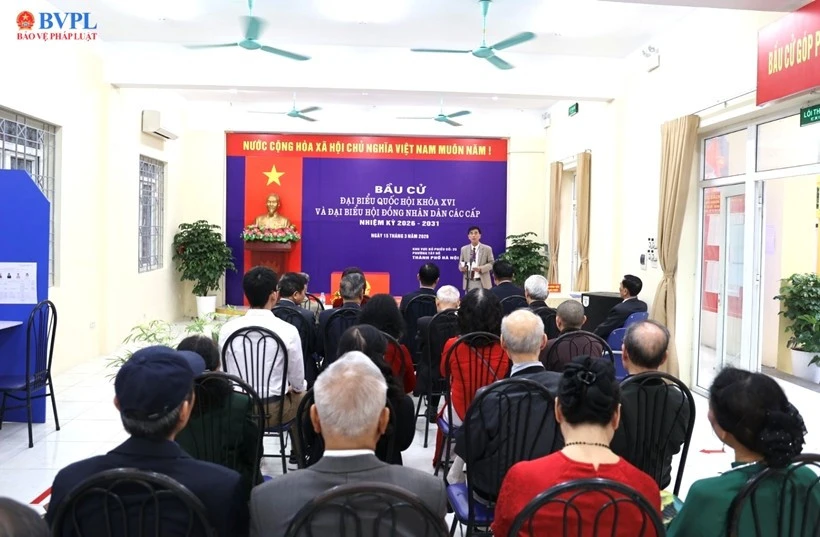 Viện trưởng Viện KSND tối cao Nguyễn Huy Tiến bỏ phiếu bầu cử tại Hà Nội Viện trưởng Viện KSND tối cao Nguyễn Huy Tiến bỏ phiếu bầu cử tại Hà Nội