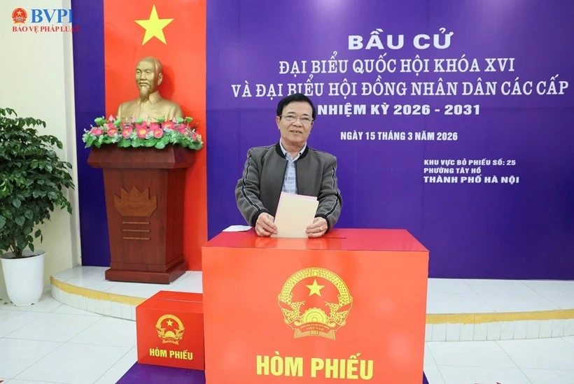Viện trưởng Viện KSND tối cao Nguyễn Huy Tiến bỏ phiếu bầu cử tại Hà Nội Viện trưởng Viện KSND tối cao Nguyễn Huy Tiến bỏ phiếu bầu cử tại Hà Nội