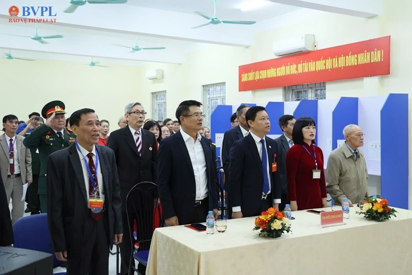 Viện trưởng Viện KSND tối cao Nguyễn Huy Tiến bỏ phiếu bầu cử tại Hà Nội Viện trưởng Viện KSND tối cao Nguyễn Huy Tiến bỏ phiếu bầu cử tại Hà Nội