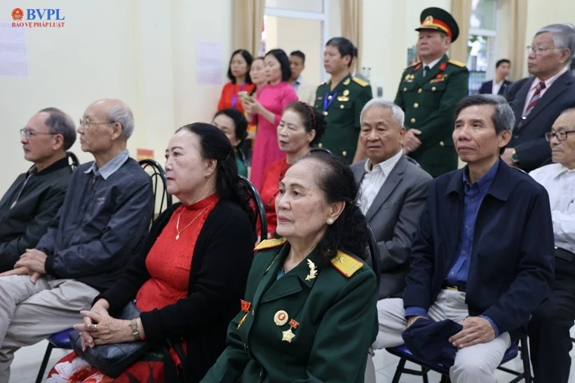 Viện trưởng Viện KSND tối cao Nguyễn Huy Tiến bỏ phiếu bầu cử tại Hà Nội Viện trưởng Viện KSND tối cao Nguyễn Huy Tiến bỏ phiếu bầu cử tại Hà Nội