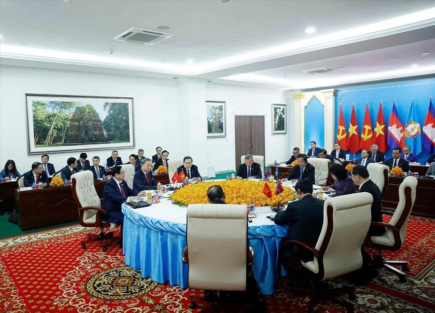 Việt Nam coi trọng và ưu tiên phát triển quan hệ đoàn kết đặc biệt với Campuchia và Lào Việt Nam coi trọng và ưu tiên phát triển quan hệ đoàn kết đặc biệt với Campuchia và Lào