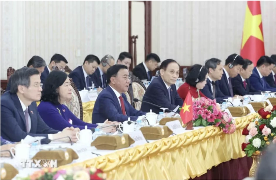 Việt Nam luôn coi trọng và dành ưu tiên hàng đầu mối quan hệ đặc biệt với Lào Việt Nam luôn coi trọng và dành ưu tiên hàng đầu mối quan hệ đặc biệt với Lào
