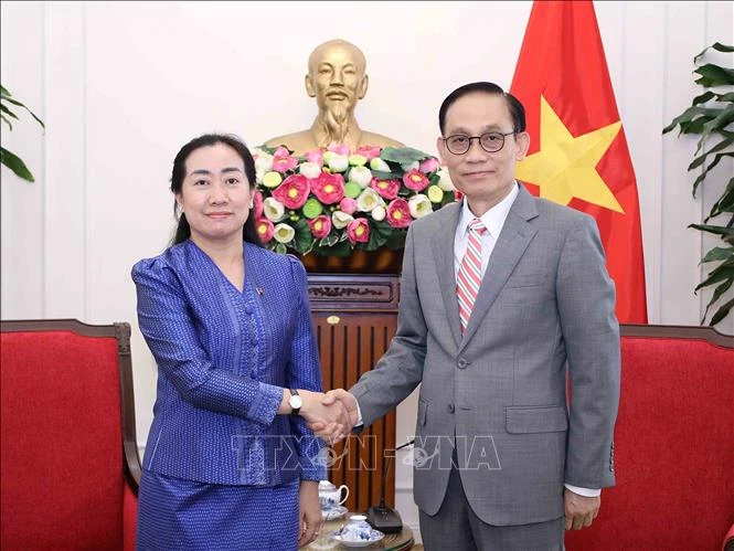 Việt Nam luôn ưu tiên thúc đẩy quan hệ đoàn kết, gắn bó, hữu nghị với Campuchia Việt Nam luôn ưu tiên thúc đẩy quan hệ đoàn kết, gắn bó, hữu nghị với Campuchia