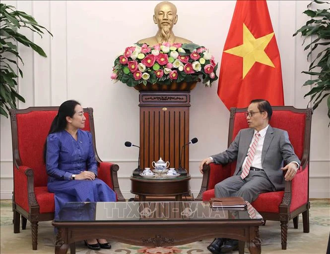 Việt Nam luôn ưu tiên thúc đẩy quan hệ đoàn kết, gắn bó, hữu nghị với Campuchia Việt Nam luôn ưu tiên thúc đẩy quan hệ đoàn kết, gắn bó, hữu nghị với Campuchia