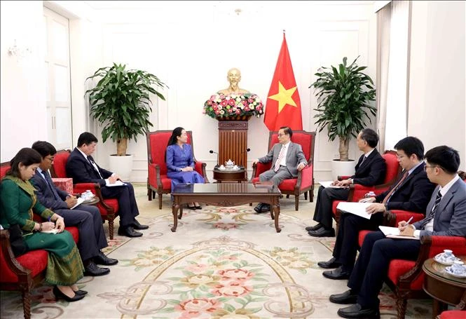Việt Nam luôn ưu tiên thúc đẩy quan hệ đoàn kết, gắn bó, hữu nghị với Campuchia Việt Nam luôn ưu tiên thúc đẩy quan hệ đoàn kết, gắn bó, hữu nghị với Campuchia