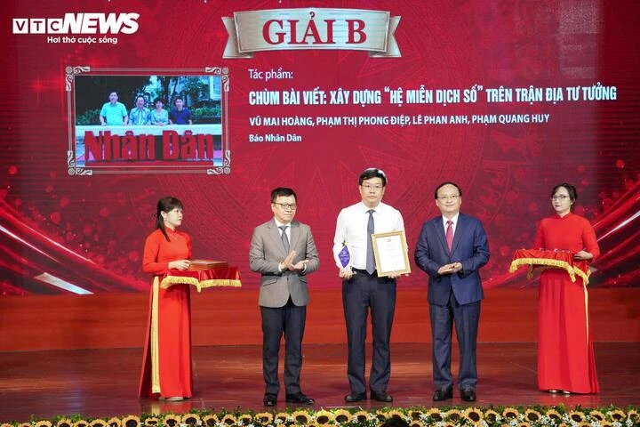 Vinh danh 34 tác phẩm Cuộc thi chính luận về bảo vệ nền tảng tư tưởng của Đảng Vinh danh 34 tác phẩm Cuộc thi chính luận về bảo vệ nền tảng tư tưởng của Đảng