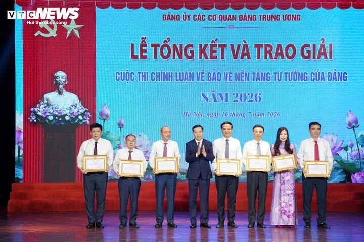 Vinh danh 34 tác phẩm Cuộc thi chính luận về bảo vệ nền tảng tư tưởng của Đảng Vinh danh 34 tác phẩm Cuộc thi chính luận về bảo vệ nền tảng tư tưởng của Đảng