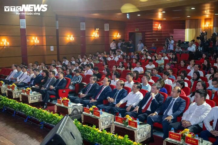 Vinh danh 34 tác phẩm Cuộc thi chính luận về bảo vệ nền tảng tư tưởng của Đảng Vinh danh 34 tác phẩm Cuộc thi chính luận về bảo vệ nền tảng tư tưởng của Đảng
