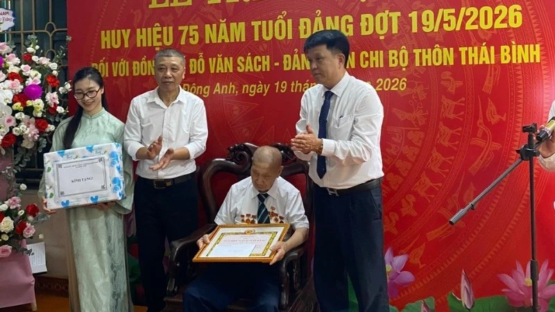 Vinh danh Đảng viên lão thành 75 năm tuổi Đảng Vinh danh Đảng viên lão thành 75 năm tuổi Đảng