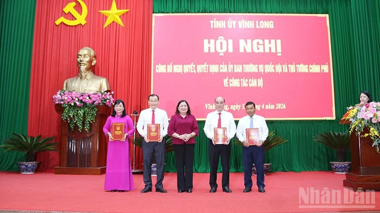 Vĩnh Long công bố các Nghị quyết, Quyết định của Quốc hội, Chính phủ về công tác cán bộ