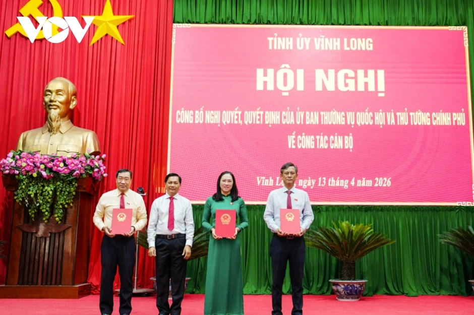 Vĩnh Long công bố các nghị quyết và quyết định về công tác cán bộ Vĩnh Long công bố các nghị quyết và quyết định về công tác cán bộ