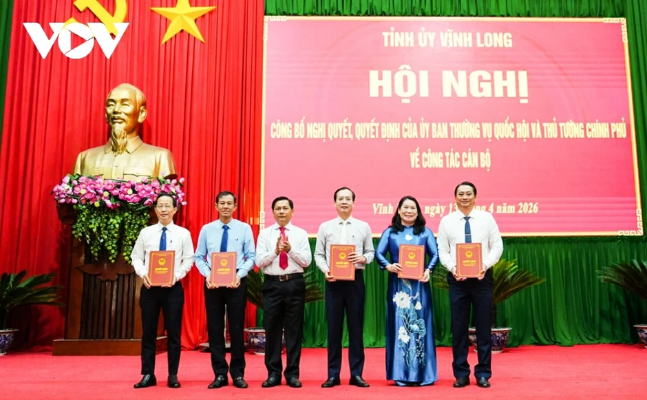Vĩnh Long công bố các nghị quyết và quyết định về công tác cán bộ Vĩnh Long công bố các nghị quyết và quyết định về công tác cán bộ