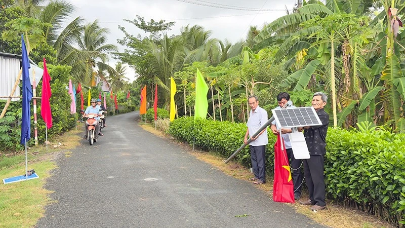 Vĩnh Long lan tỏa nhân rộng “Tuyến đường rợp bóng cờ bay” Vĩnh Long lan tỏa nhân rộng “Tuyến đường rợp bóng cờ bay”